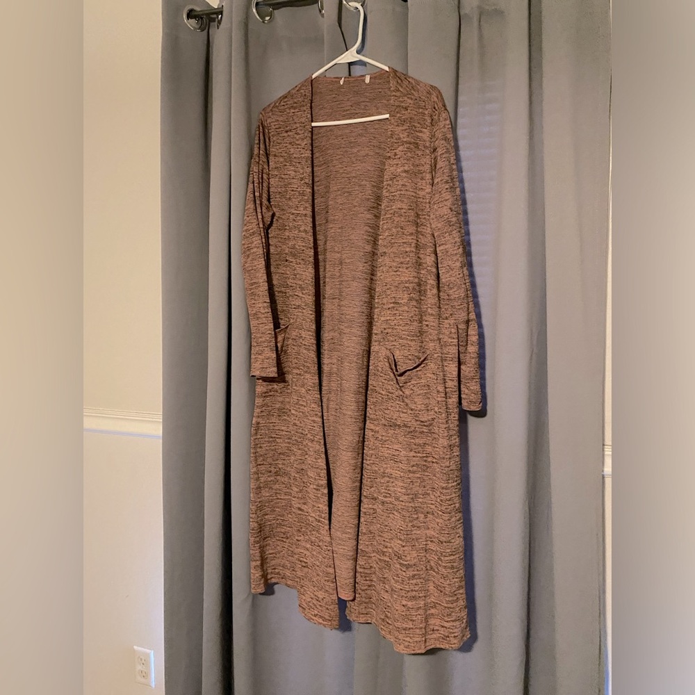 Lularoe SMALL Sarah long sweater with pockets, salmon and black pattern.